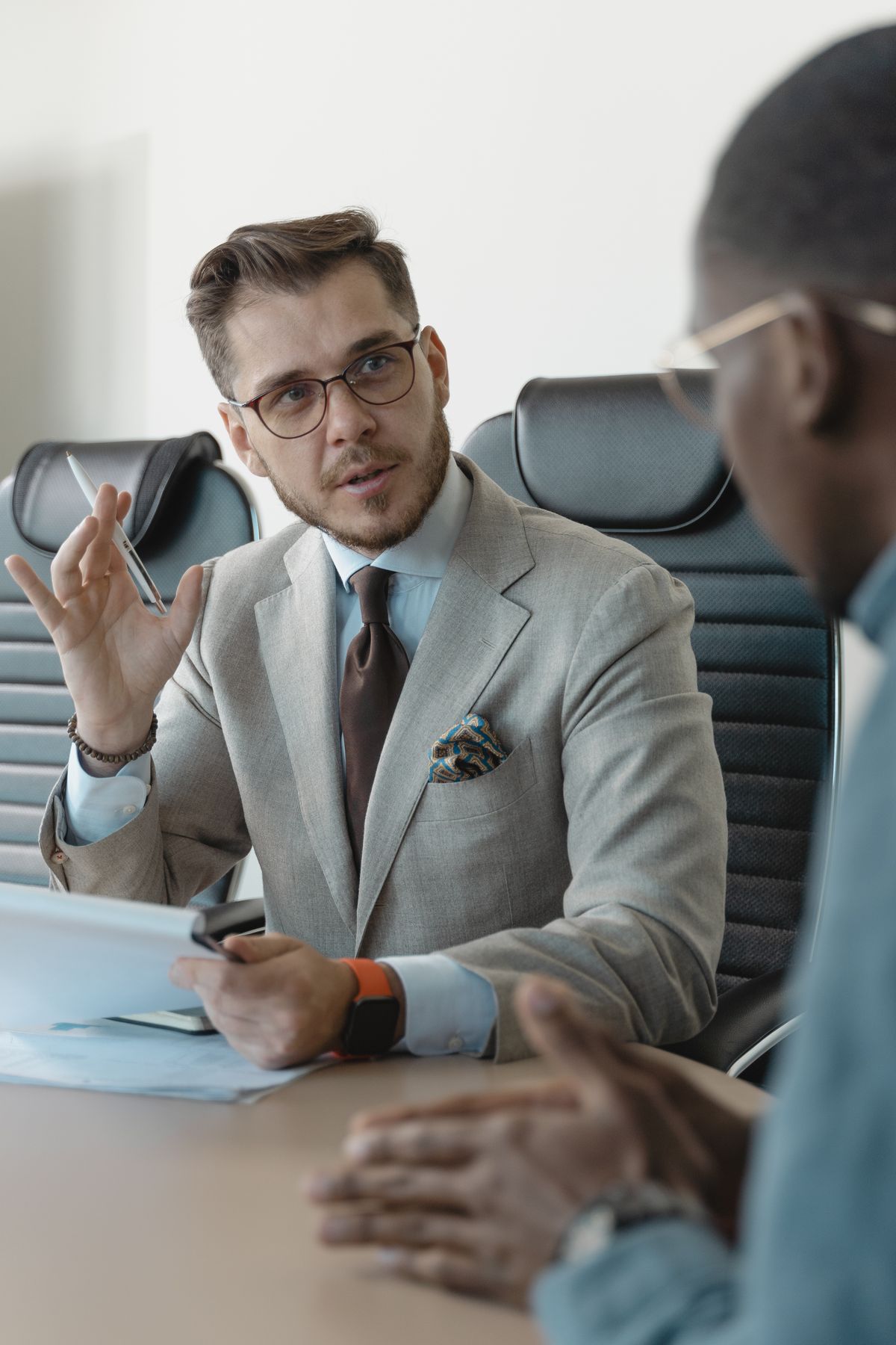 A Magnus Kor mentor coaching a new partner during a one-to-one meeting, part of the programme's ramp phase
