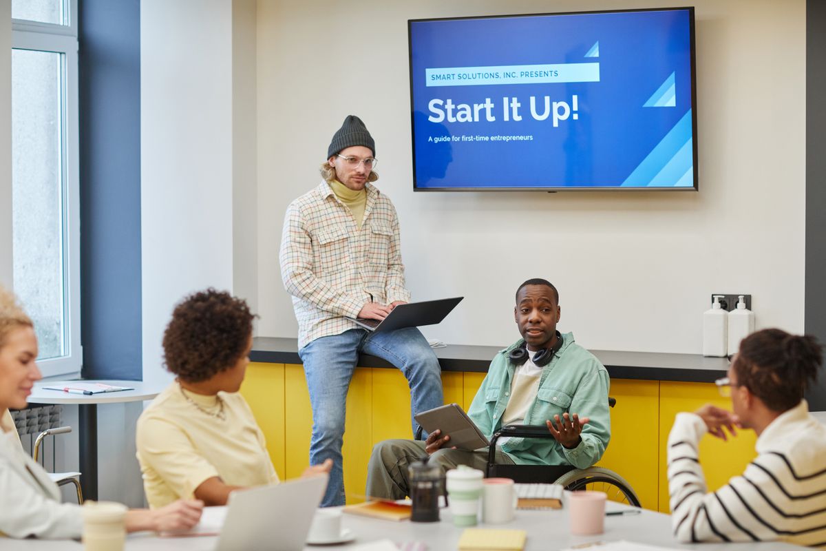 Magnus Kor consultant discussing hiring strategy with startup founders