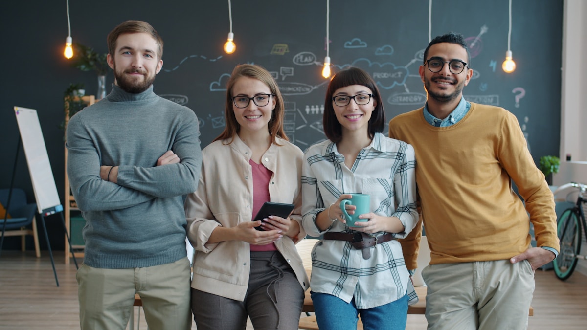 Magnus Kor talent advisors collaborating with a VC-backed SaaS startup team